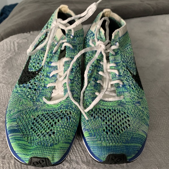 Green and blue nike flynit racer shoes woman’s - Picture 2 of 4